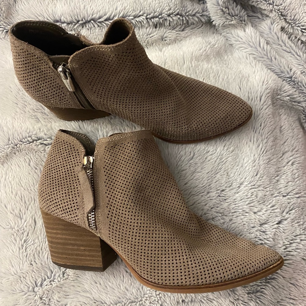 EUC Vince Camuto Suede Double zipper bootie, size 8.